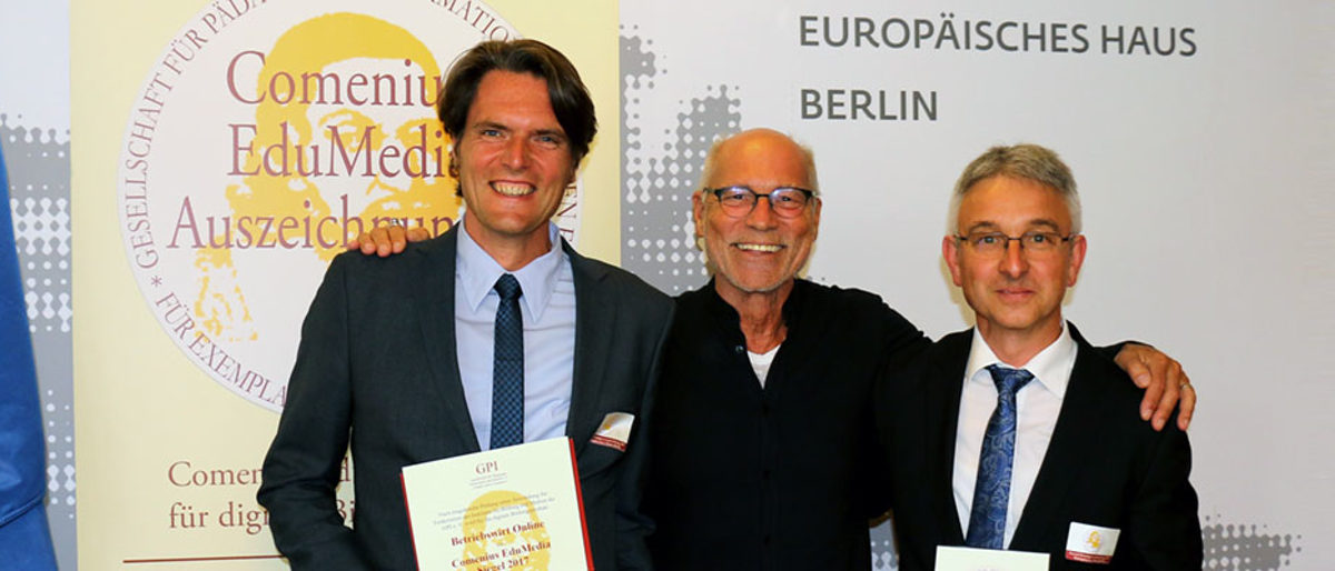 Verleihung des Comenius EduMedia Siegels am 22. Juli 2017 in Berlin: (v. l.) Peter Ilg (Akademie für Unternehmensführung), Prof. em. Dr. Thomas A. Bauer (Präsident der Euopäischen Gesellschaft für Bildung und Kommunikation ESEC) und Urban Östreicher (Akademie für Unternehmensführung). Verleihung des Comenius EduMedia Siegels am 22. Juli 2017 in Berlin: (v. l.) Peter Ilg (Akademie für Unternehmensführung), Prof. em. Dr. Thomas A. Bauer (Präsident der Euopäischen Gesellschaft für Bildung und Kommunikation ESEC) und Urban Östreicher (Akademie für Unternehmensführung).