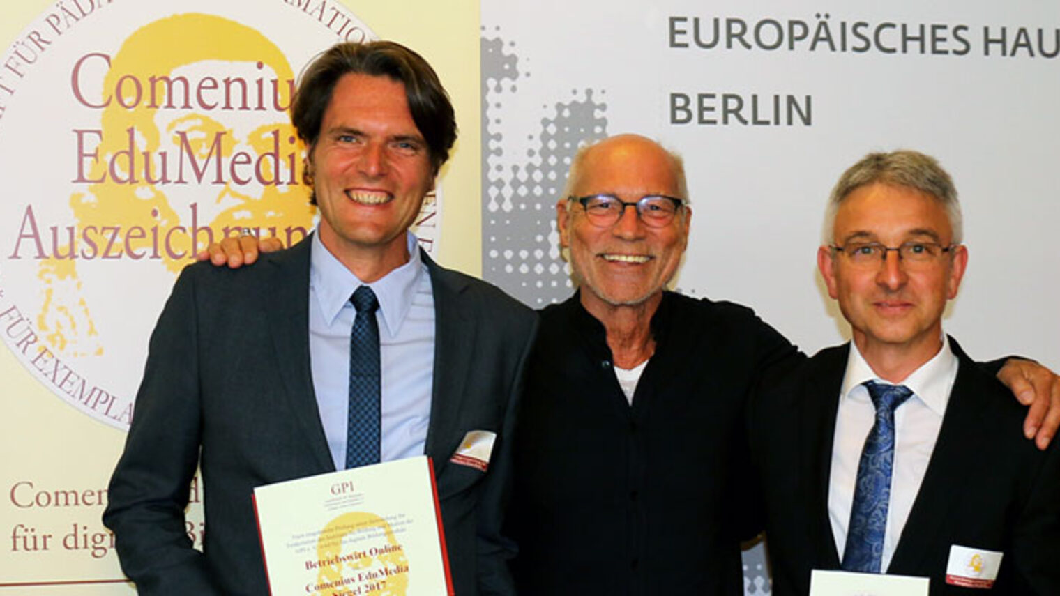 Verleihung des Comenius EduMedia Siegels am 22. Juli 2017 in Berlin: (v. l.) Peter Ilg (Akademie für Unternehmensführung), Prof. em. Dr. Thomas A. Bauer (Präsident der Euopäischen Gesellschaft für Bildung und Kommunikation ESEC) und Urban Östreicher (Akademie für Unternehmensführung).