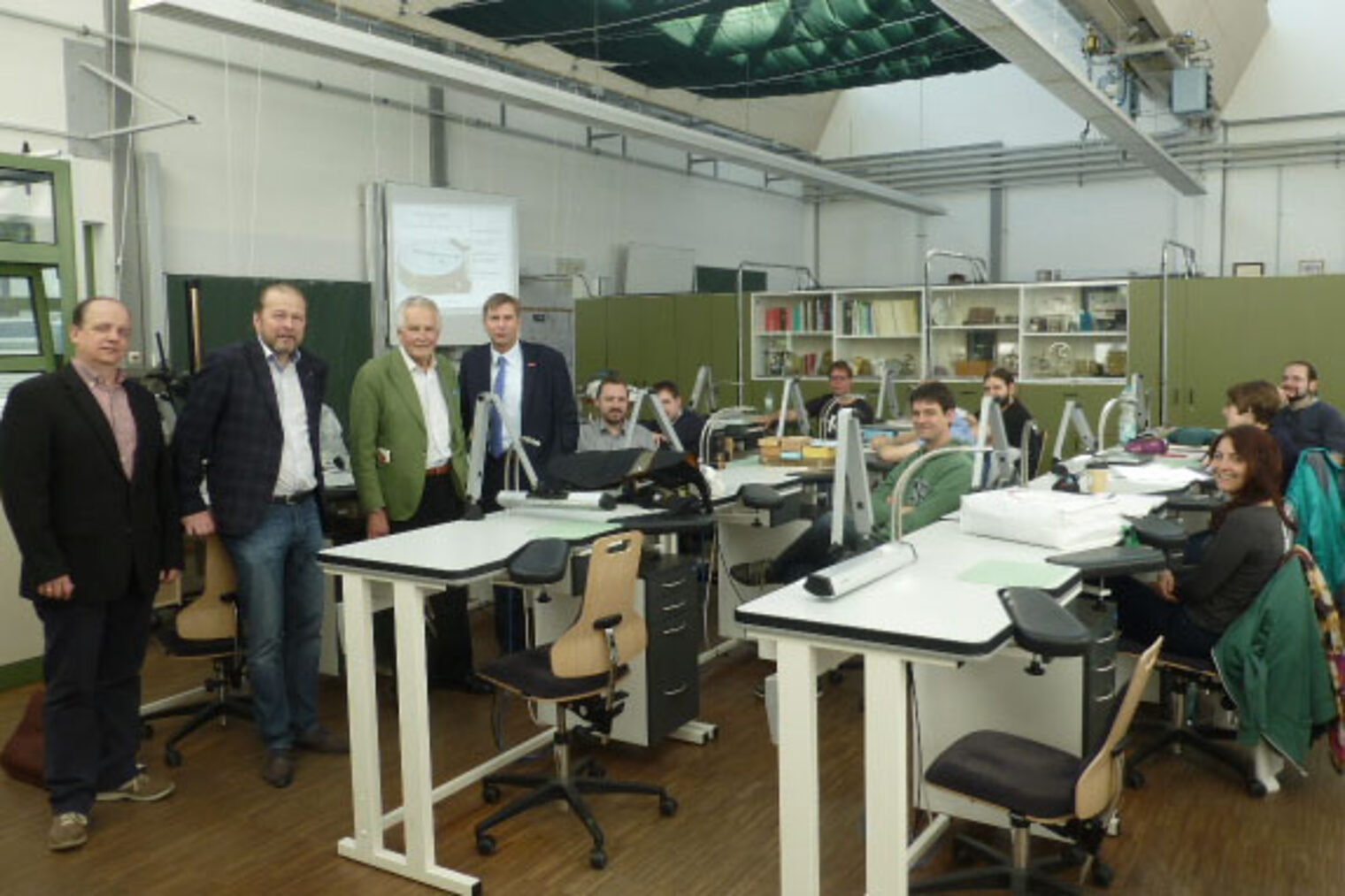 Vortag von Gerd-Rüdiger Lang über die Entwicklung der Chronographen. Auf dem Bild stehend von links: Michael Eberlein (Kursleiter), Joachim Zorn (Obermeister der Uhrmacherinnung Unterfranken und Dozent), Gerd-Rüdiger Lang und Michael Bissert (Vizepräsident der Handwerkskammer für Unterfranken)