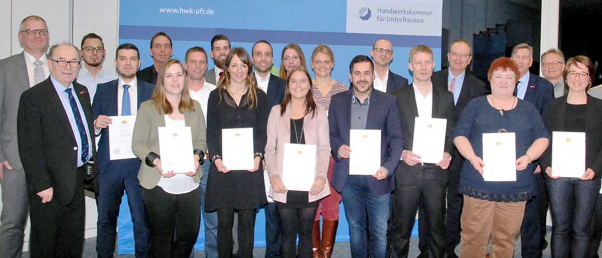 Die Meisterpreisträger unter den Absolventen der Aufstiegsfortbildungen an der Akademie für Unternehmensführung. Die Meisterpreisträger unter den Absolventen der Aufstiegsfortbildungen an der Akademie für Unternehmensführung.