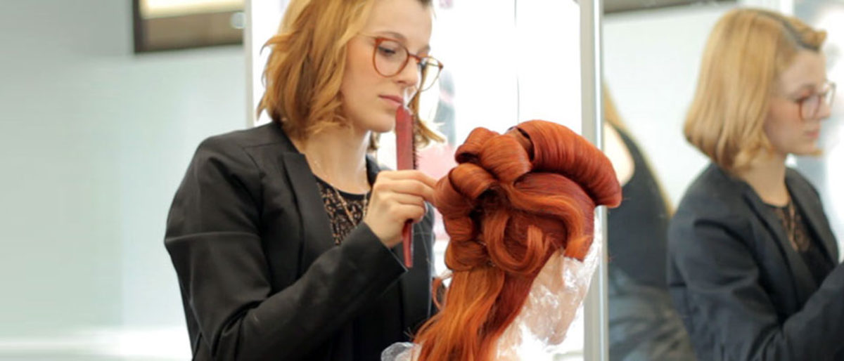 Angehende Friseur-Meisterin bei der Prüfungsvorbereitung