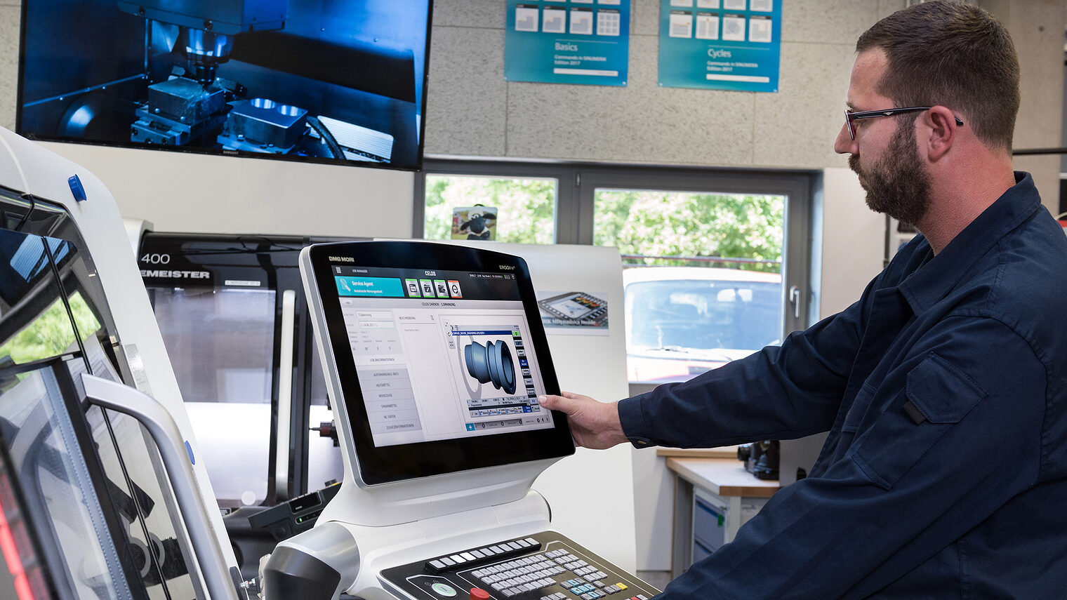 Digitalisierung im Handwerk, dargestellt durch einen Handwerker an verschiedenen Geräten
