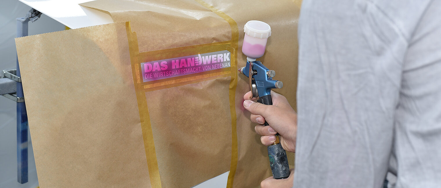Lackierer-Werkstatt Jugendlicher probiert Arbeit als Lackierer aus