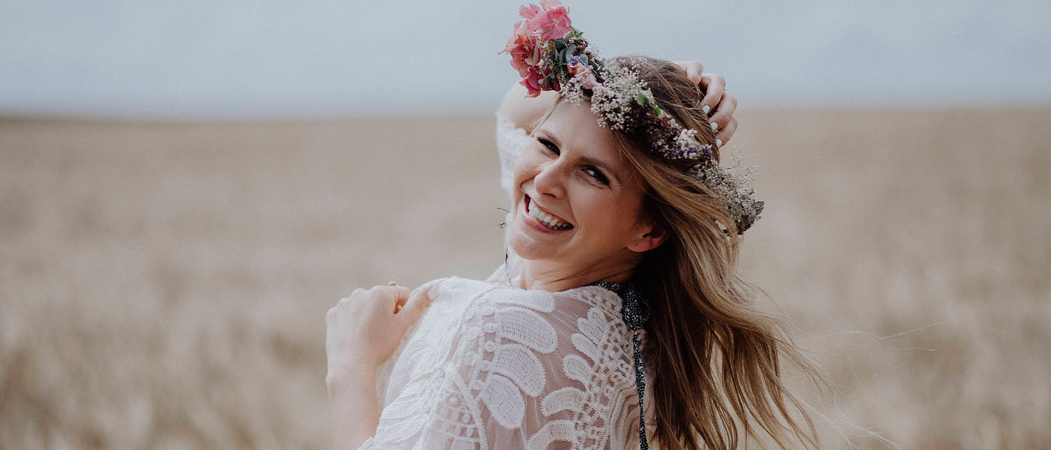 Julia Schindelmann Frau mit Blumenkranz in Feld