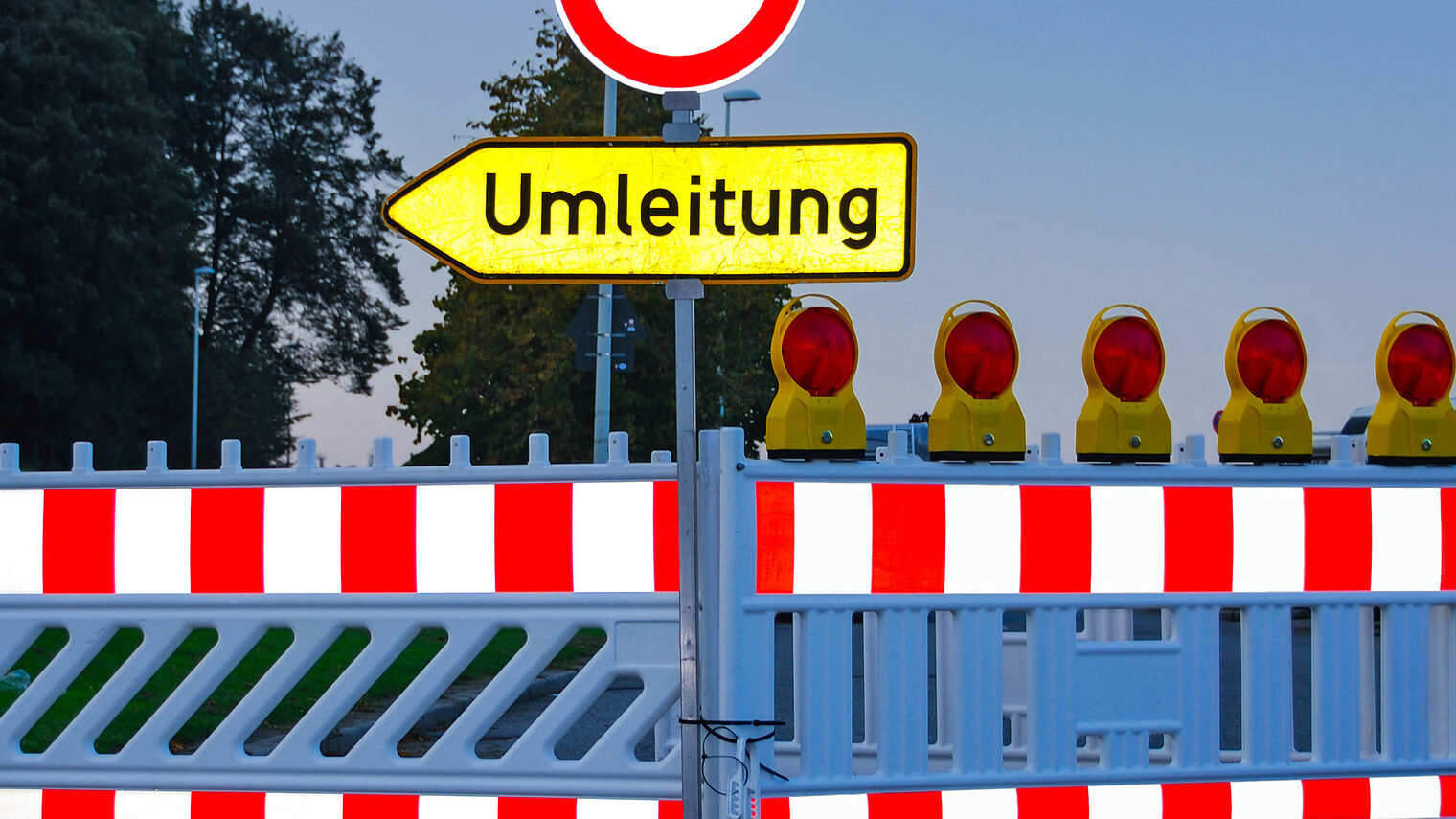 Schild "Umleitung" in der Dämmerung, von vorne Beleuchtet