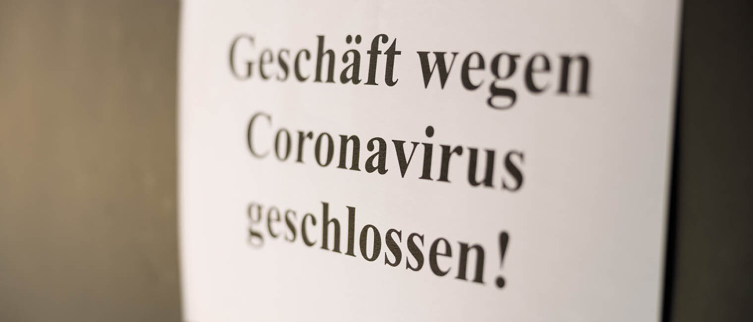 Hinweis Corona Geschäftsschließung Schild mit Schriftzug "Geschäft wegen Coronavirus geschlossen"