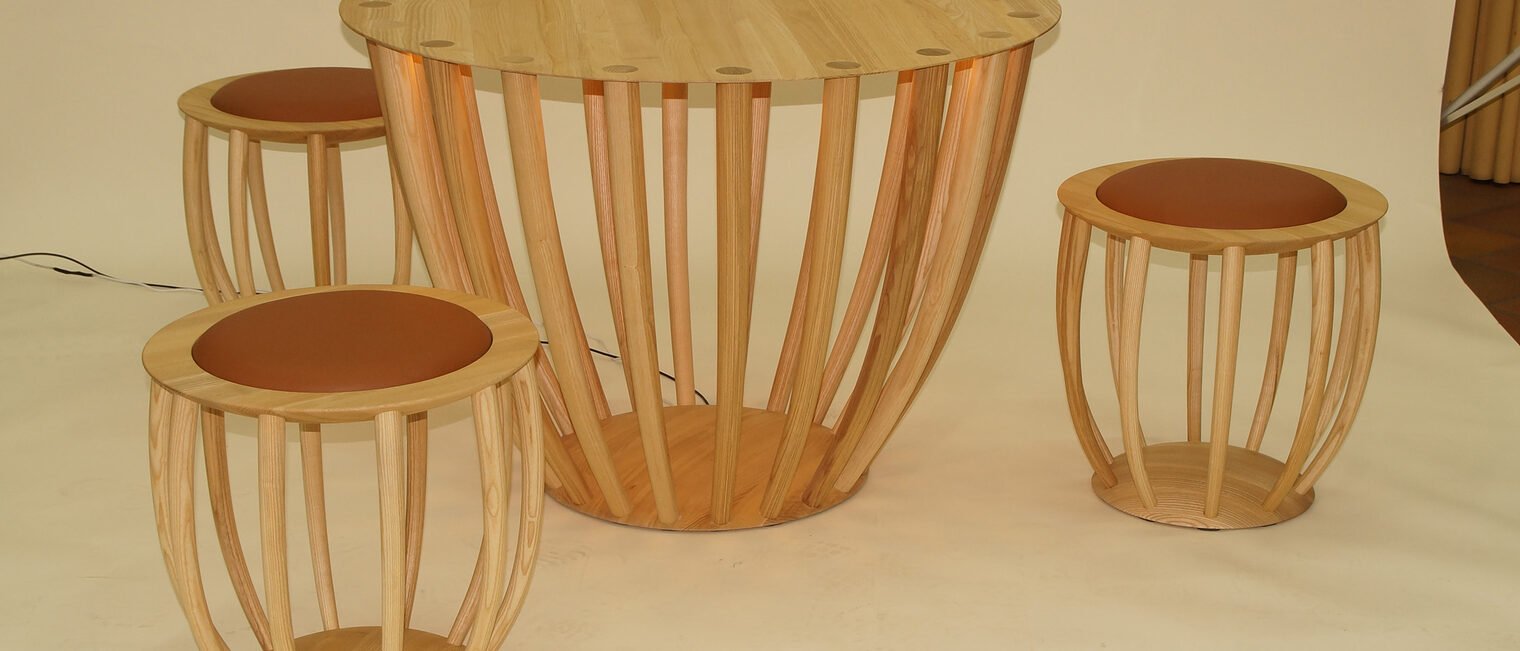 Meisterstücke Drechsler 2023 Detail Meisterstück Loungetisch mit Sitzhocker