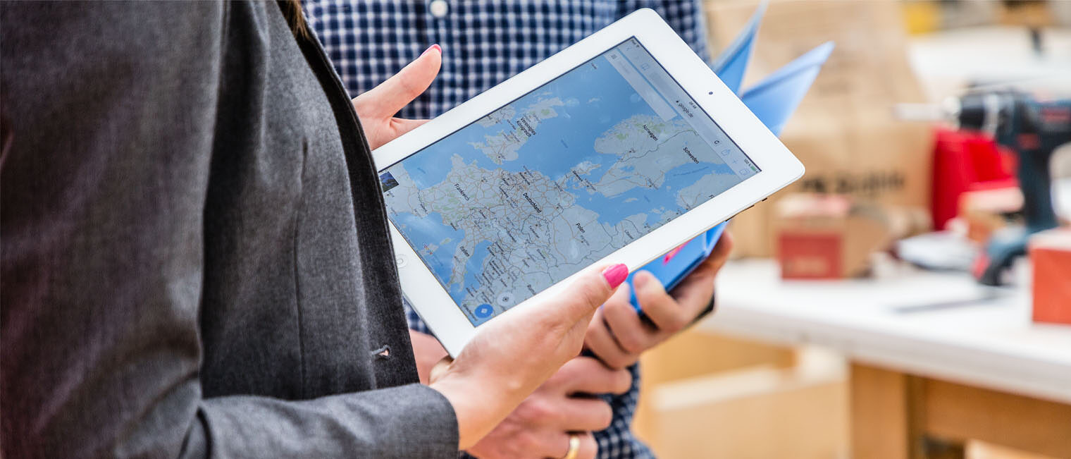 Bayern Handwerk International Detailaufnahme einer Frau mit einem Tablet in der Hand