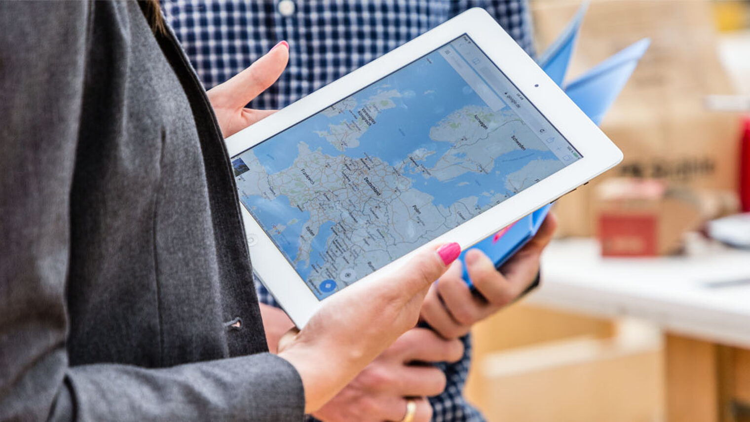 Detailaufnahme einer Frau mit einem Tablet in der Hand