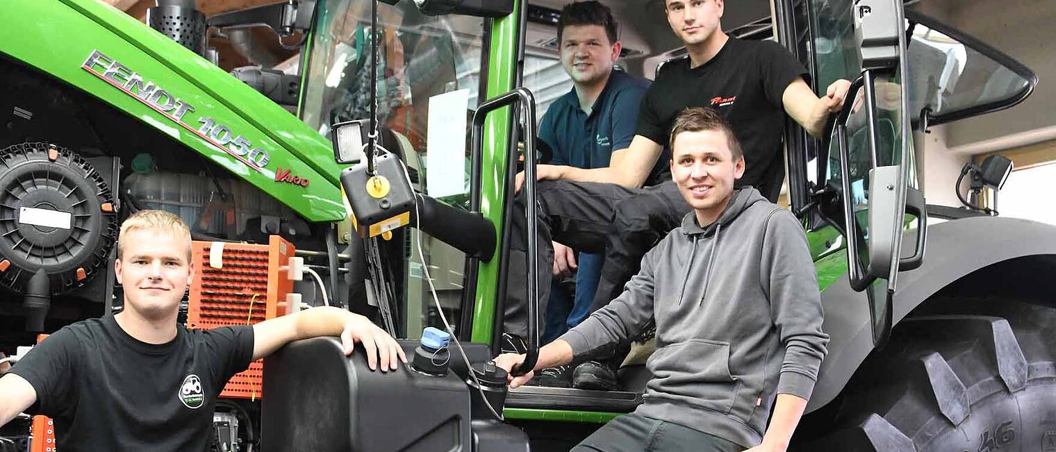 Foto der LAMA Meister 2022+2023, sie sitzen verteilt auf einem Traktor