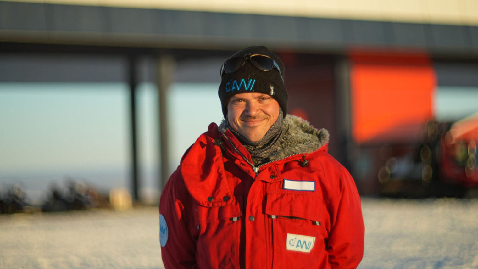 Aufnahme von Johannes Schötz vor der Polarstation