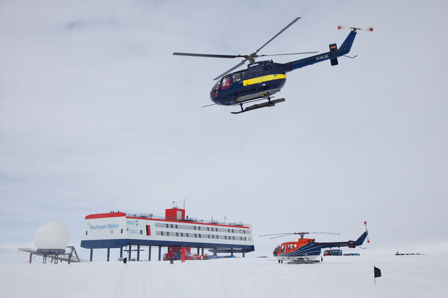 Helikopter vor Polarstation