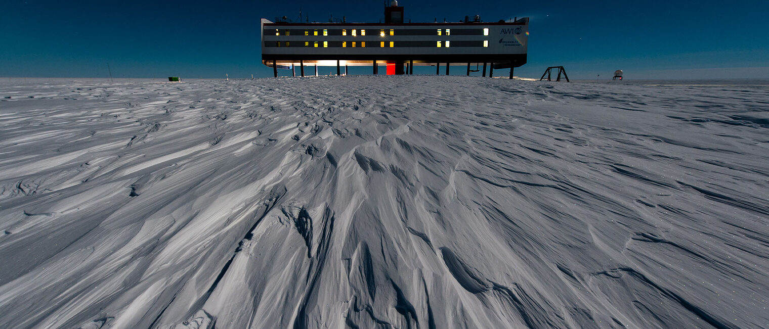 Polarstation bei Nacht.