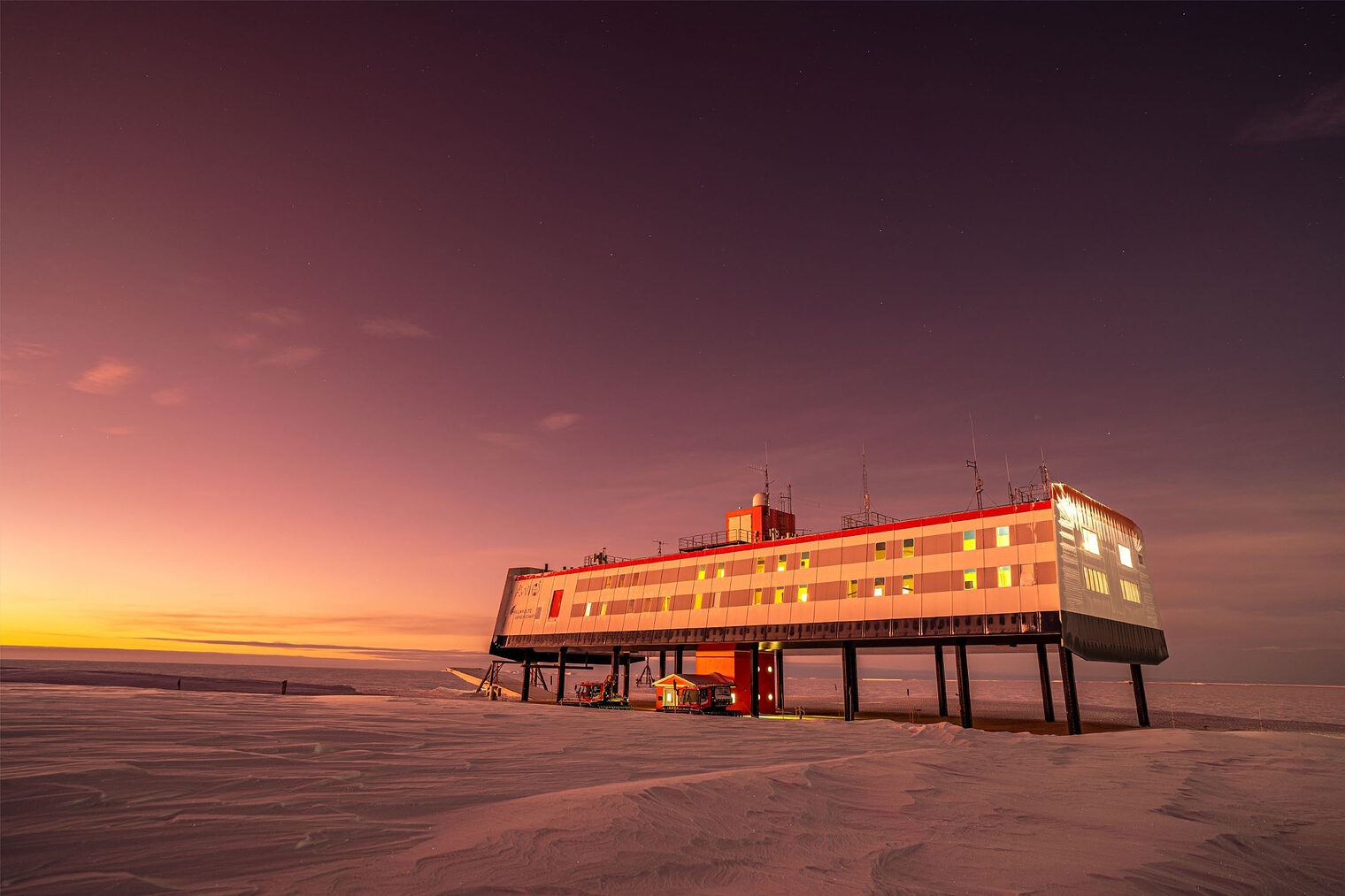 Polarstation von außen während der Polarnacht