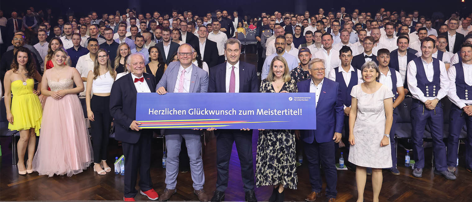 Meisterfeier 2024 Foto der Meister 2024 in den Saal, im Vordergrund Ehrengäste um Dr. Markus Söder