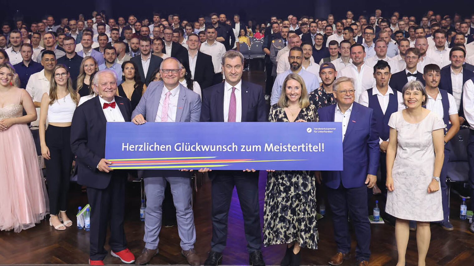 Foto der Meister 2024 in den Saal, im Vordergrund Ehrengäste um Dr. Markus Söder