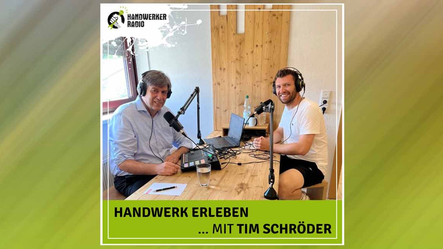 Grafik des Podcast mit Foto von Moderator und Gast bei der Aufnahme