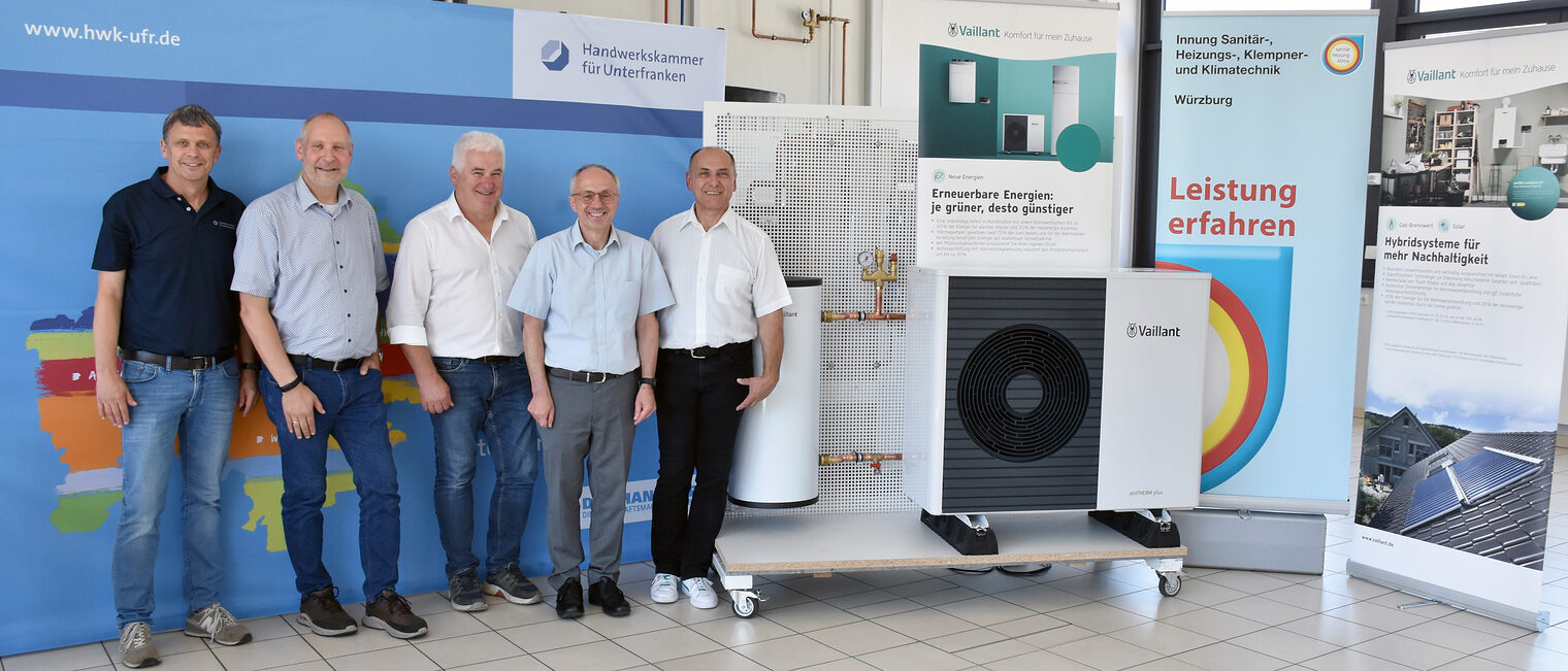 Gruppenfoto der Anwesenden bei der offiziellen Übergabe der Wärmepumpe sowie weiterer Materialien für die Elektrokurse