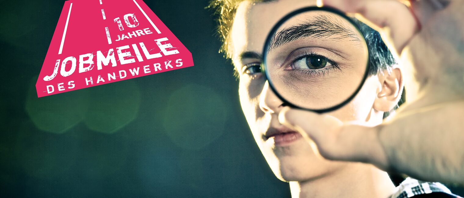 Logo "10 Jahre Jobmeile" und Junge mit Lupe vor dem Auge Logo zu 10 Jahre Jobmeile auf Bildhintergrund mit Junge mit Lupe vor dem Auge