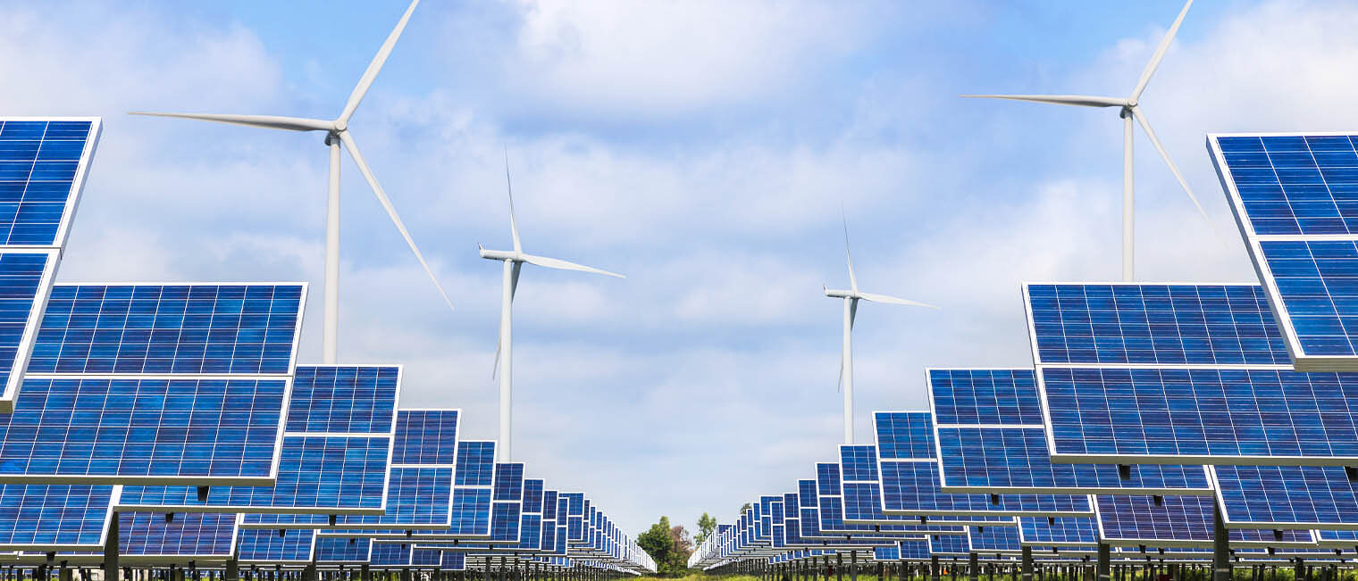 Energie für das Handwerk | Infoveranstaltung Solaranlagen mit Windrädern im Hintergrund