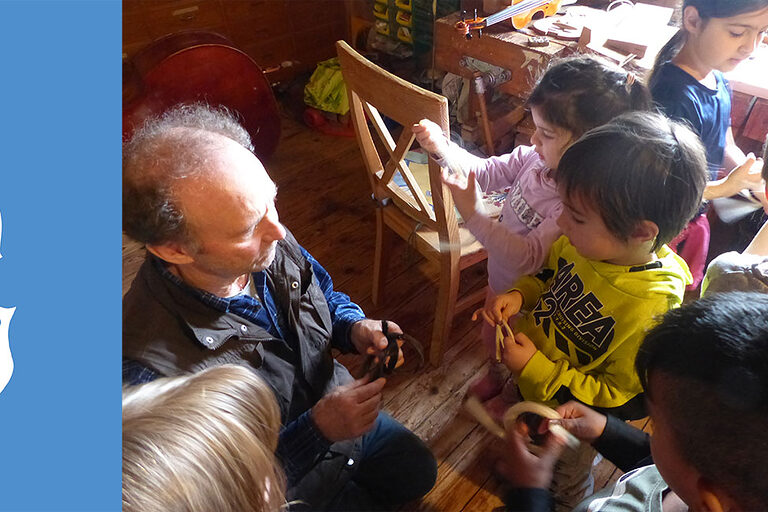Geigenbauer Reinhard Kraft mit Kindern des Familienzentrum Würzburg.