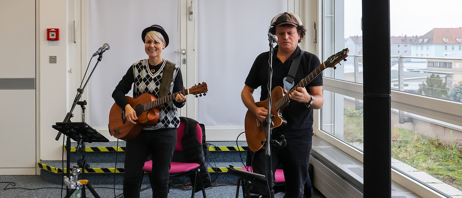 Steffi List und Andy Meyer, mit Gitarre und Bass, sorgten für musikalische Unterhaltung beim Handwerkerforum.