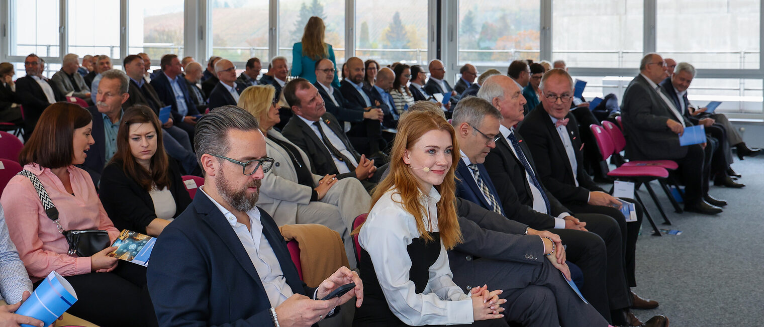 Das Publikum des Handwerkerforums der Handwerkskammer für Unterfranken mit Franziska Brandmeier und Thomas Paul.