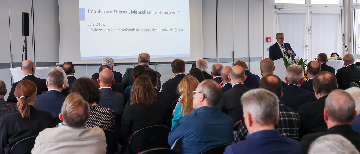 Jörg Dittrich bei seinem Impulsvortrag zum Thema "Menschen im Handwerk". 