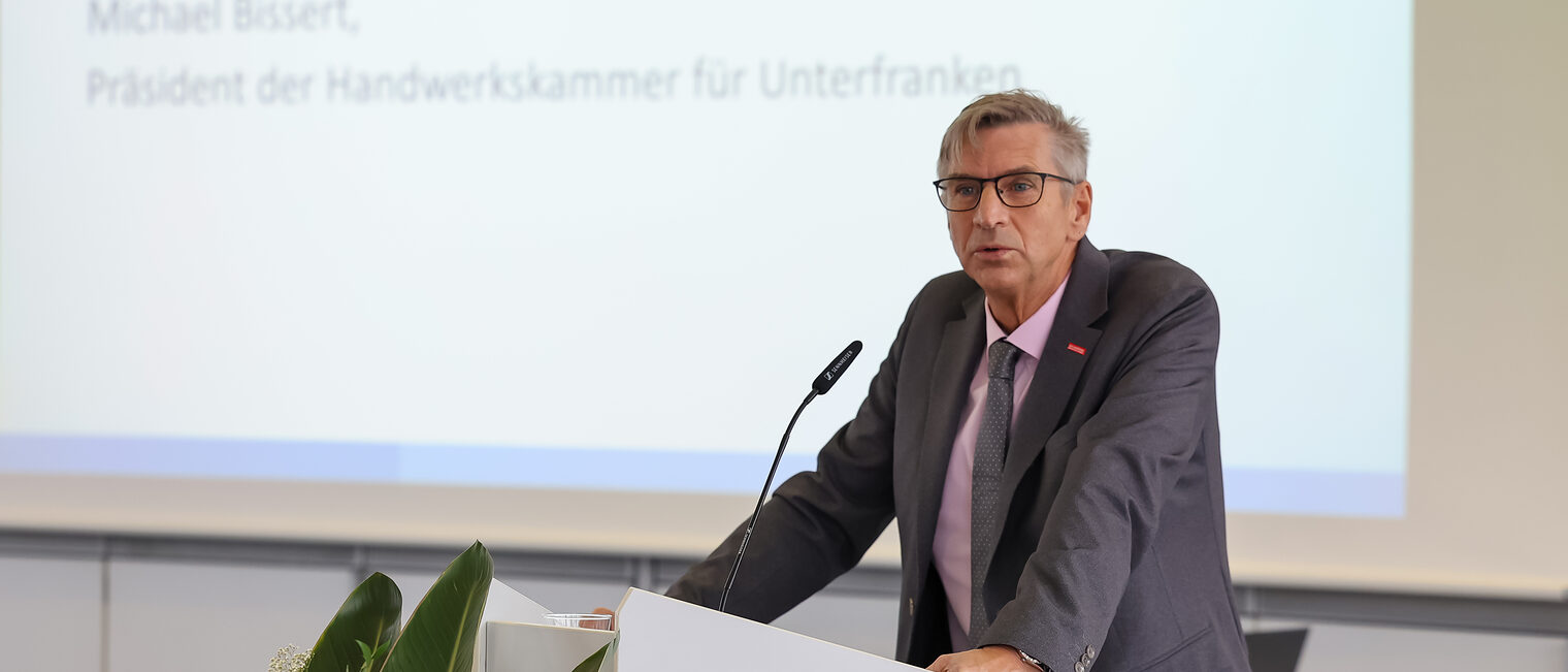 Michael Bissert, Präsident der Handwerkskammer für Unterfranken, am Rednerpult des Handwerkerforums der Handwerkskammer