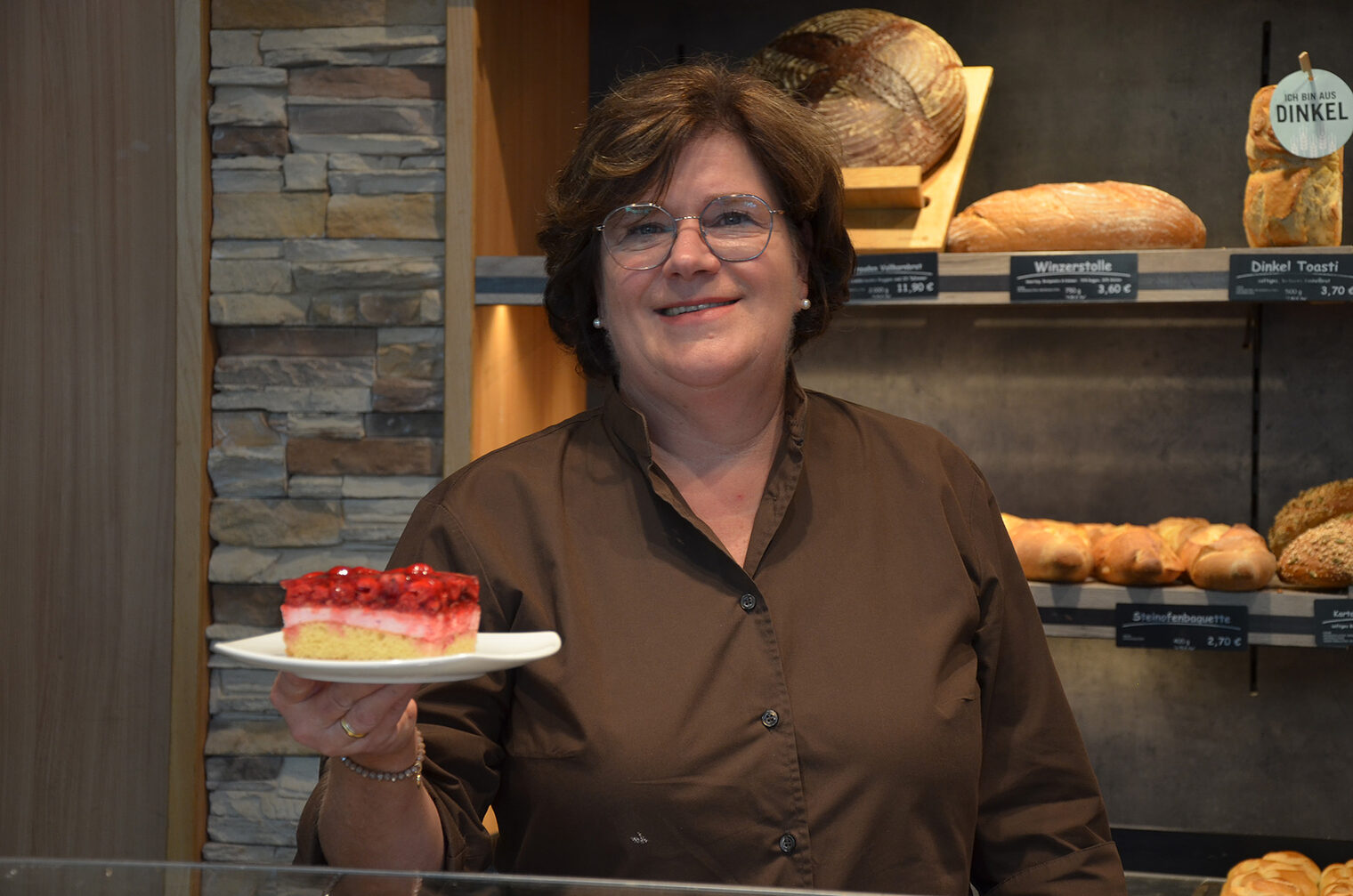 Barbara Amrhein mit einem Himbeerkuchen in der Hand