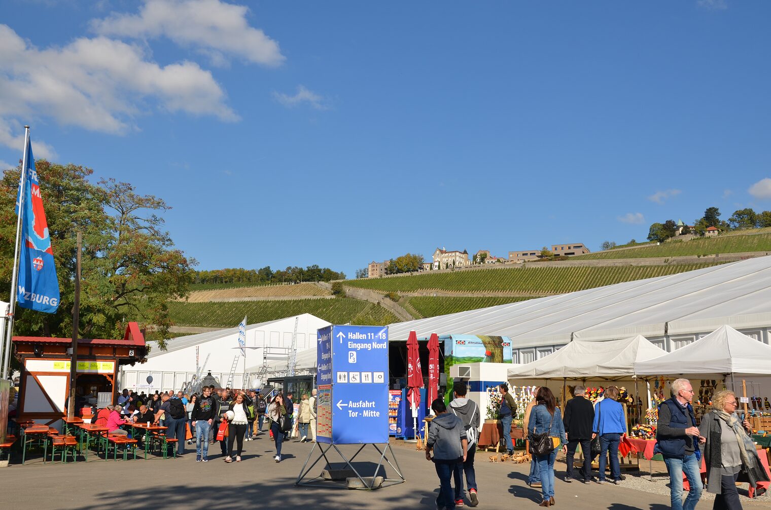 Impressionen von der Mainfrankenmesse 2015, im Vordergrund die Messe mit ihren Besuchern, im Hintergrund die Festung Würzburg