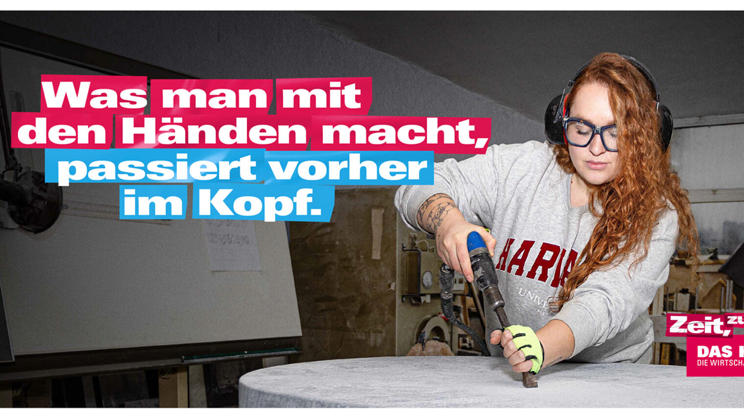 Halbtotale eine Steinmetzin, die mit einem Bohrer eine Steinplatte bearbeitet.