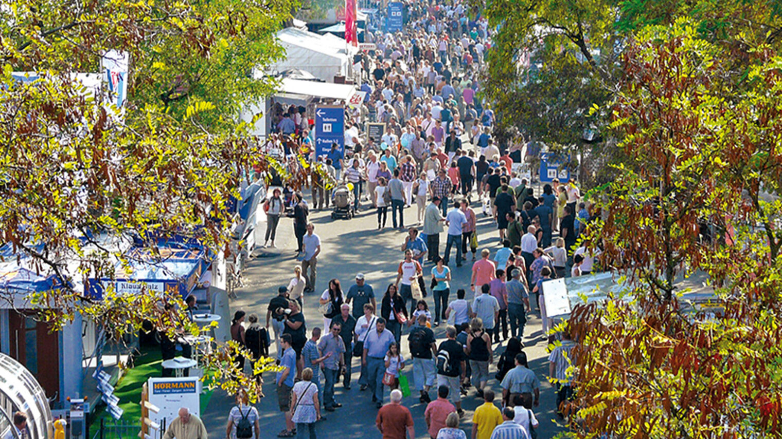 Besucherinnen und Besucher der Mainfrankenmesse 2011, von oben fotografiert