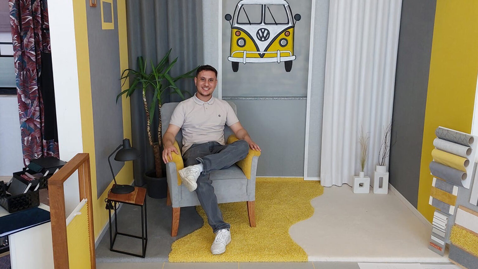 Mohamad Hanafi in seinem selbst gestalteten Raum für seine Meisterprüfung. An der Wand ein selbst gemalter VW-Bus von vorne.