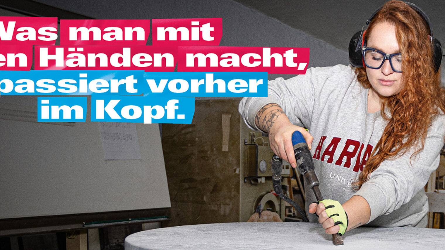 Junge Frau mit Schutzbrille und Gehörschutz. Bildüberschrift: "Was man mit den Händen macht, passiert vorher im Kopf."