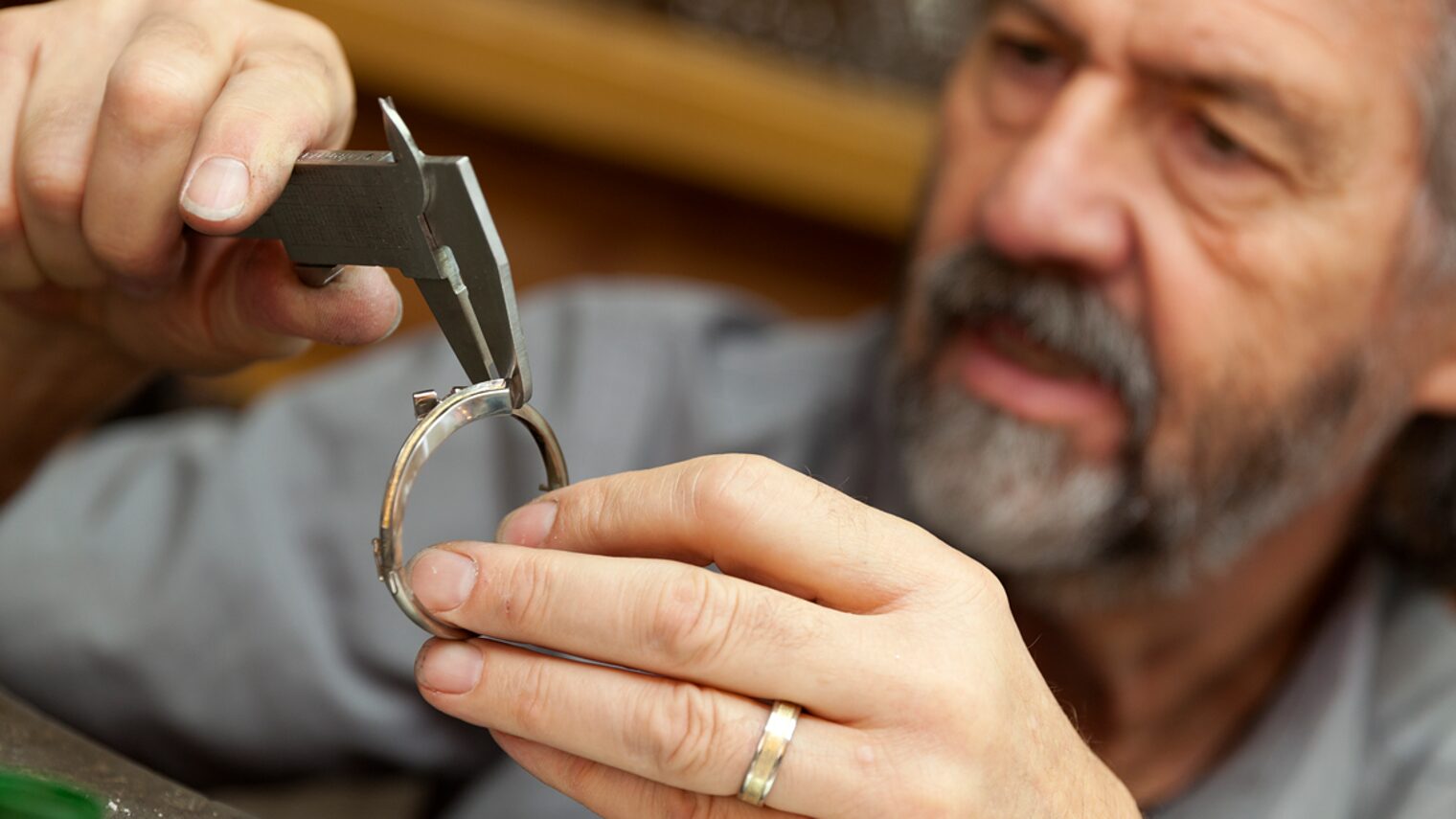 Gold- und Silberschmied misst Ring aus - Nahaufnahme