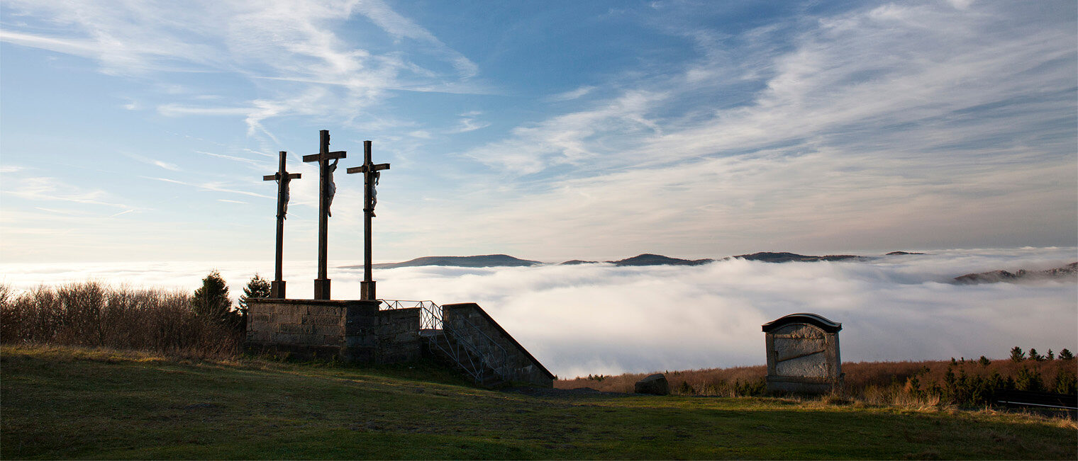 Gipfel Kreuzberg/Rhön Panoramafoto vom Gipfel des Kreuzbergs mit den Golgathakreuzen