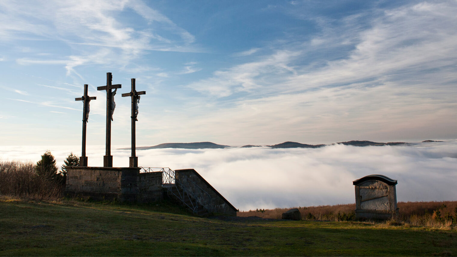Panoramafoto vom Gipfel des Kreuzbergs mit den Golgathakreuzen