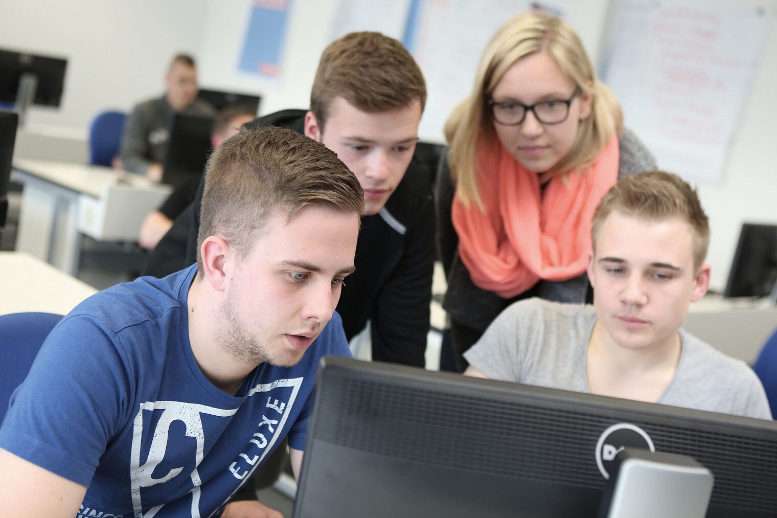 Kurs | Seminar Unterrichtsraum, mehrere Schüler schauen auf einen Bildschirm