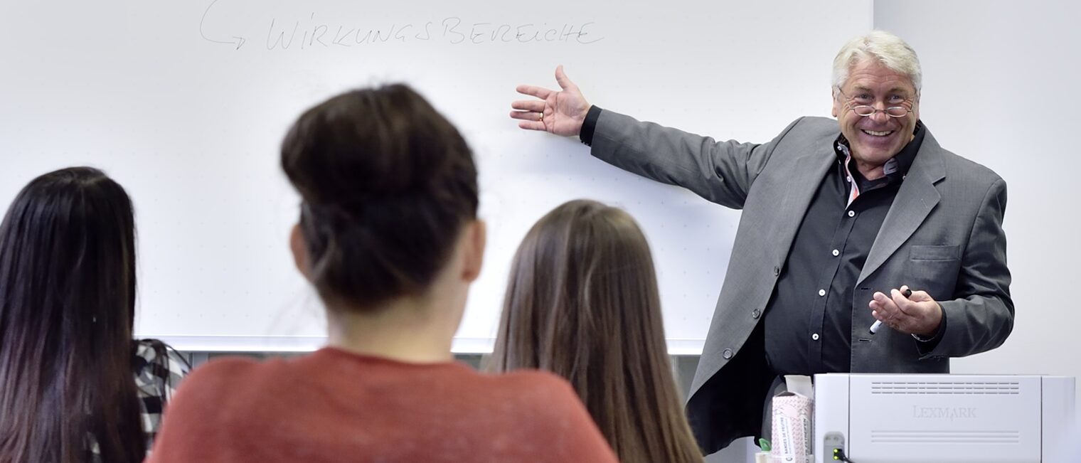 Dozent Bildungszentrum Aschaffenburg der Handwerkskammer Unterfranken Dozent präsentiert Schulungsinhalte im Bildungszentrum Aschaffenburg – Karriere als Dozent bei der Handwerkskammer Unterfranken