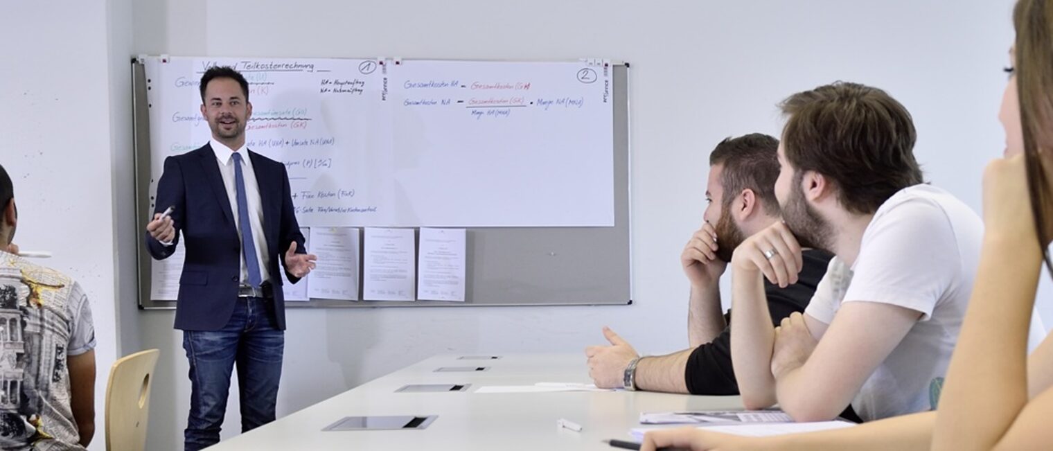 Dozent/in im Bildungszentrum Aschaffenburg Dozent/in im Bildungszentrum Aschaffenburg werden! Jetzt auf Honorarbasis junge Handwerker in der Weiterbildung begleiten.