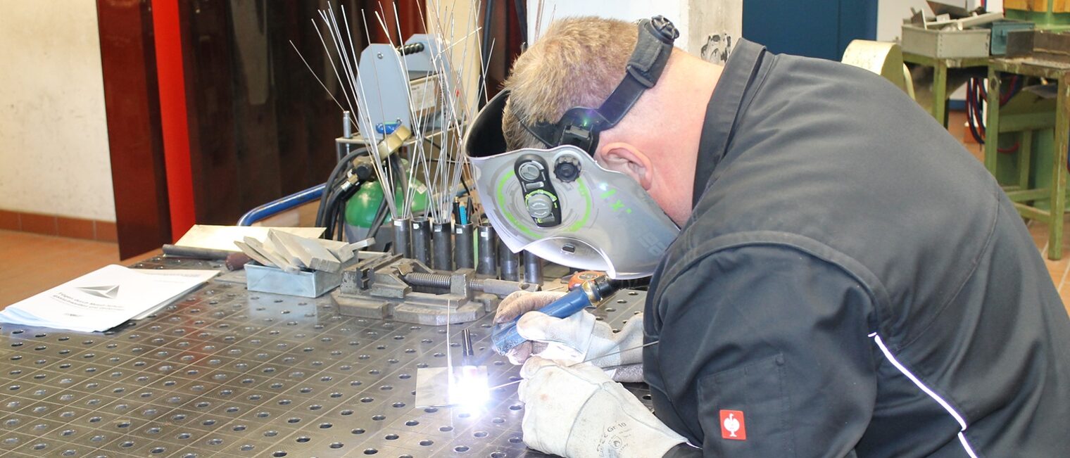 WIG-Schweißkurs für Hobbyschweißer und Profis in Aschaffenburg Kursteilnehmer beim WIG-Schweißen im Schweißkurs für Hobbyschweißer und Profis am Bildungszentrum Aschaffenburg