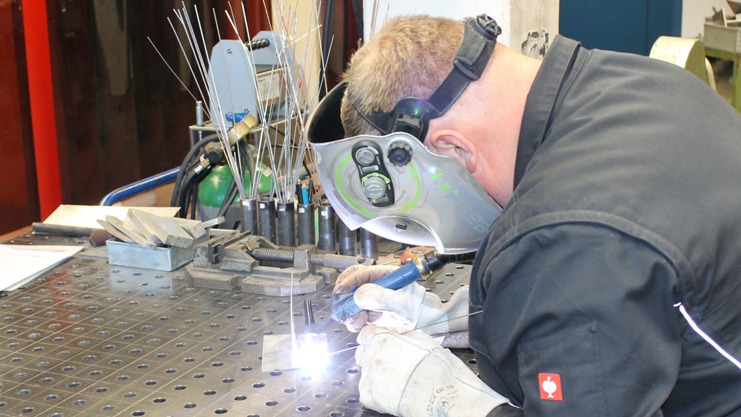 Kursteilnehmer beim WIG-Schweißen im Schweißkurs für Hobbyschweißer und Profis am Bildungszentrum Aschaffenburg