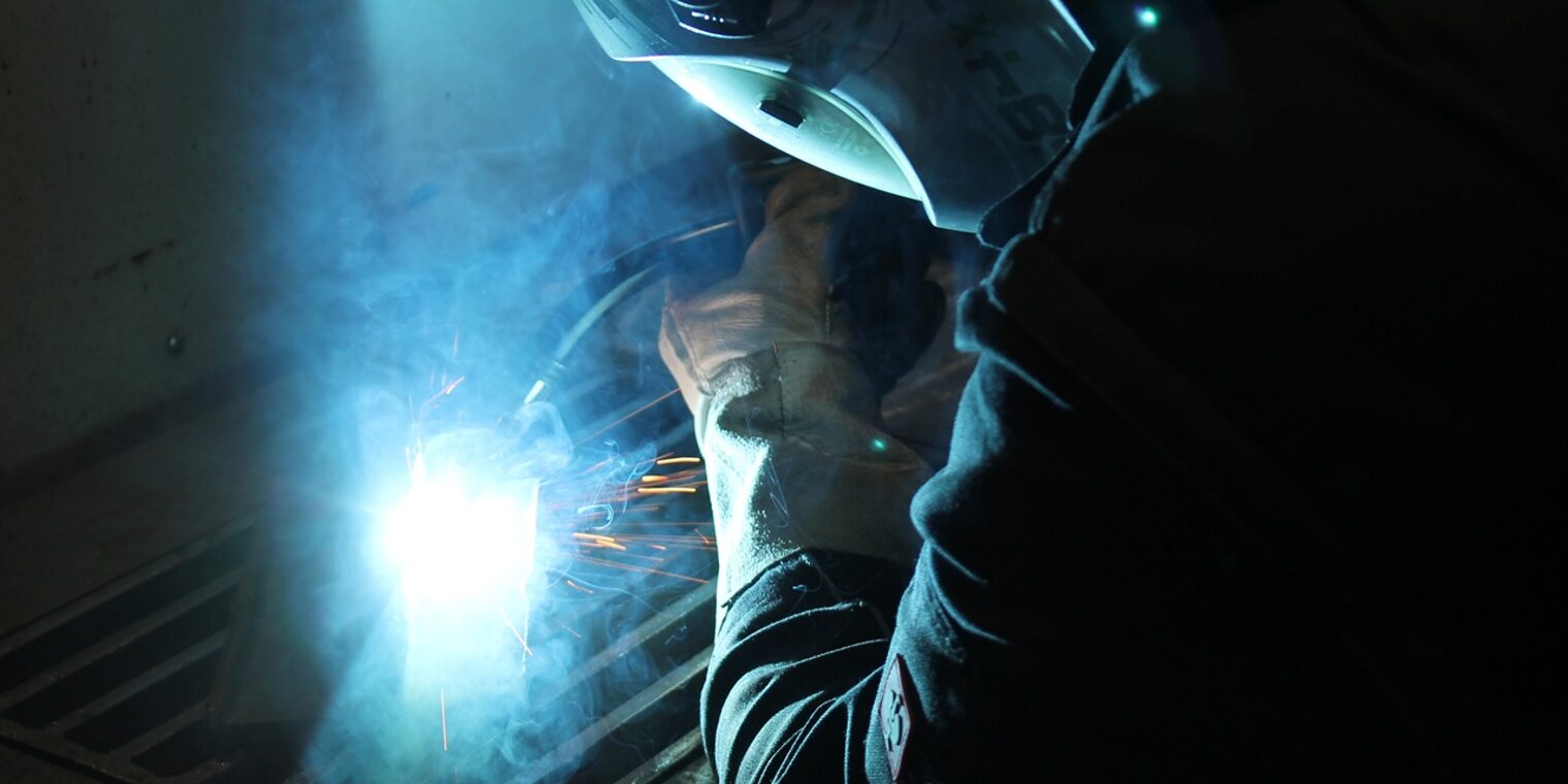 Kursteilnehmer beim MAG-Schweißen während Prüfungsvorbereitung im Bildungszentrum Aschaffenburg der Handwerkskammer