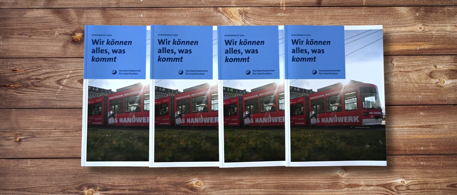 Symbolbild mehrere Jahresberichte auf Holzhintergrund
