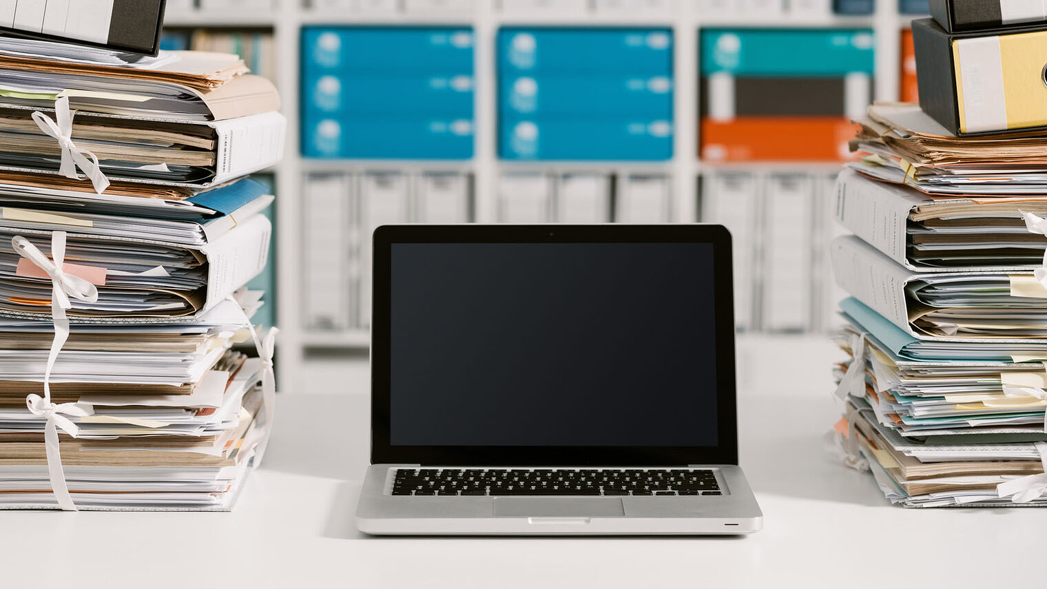 Ein Laptop mit vielen Ordnern