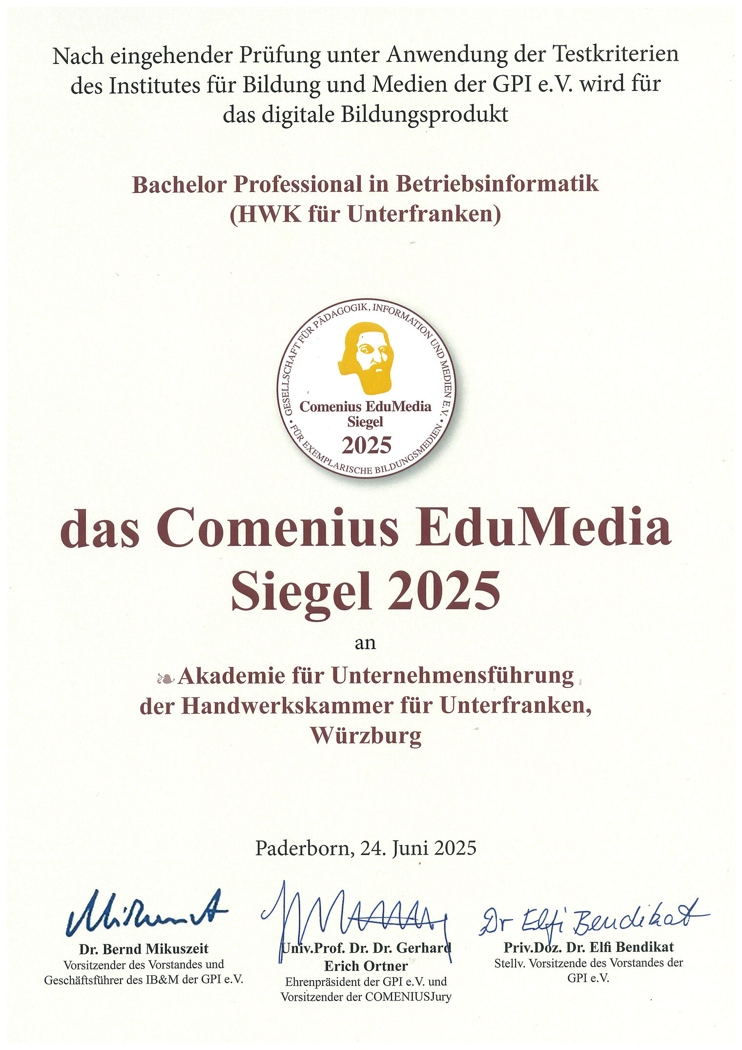 Comenius EdUMedia-Siegel 2025 | Akademie für Unternehmensführung Urkunde, Text: Nach eingehender Prüfung wird für das digitale Bildungsprodukt Bachelor Professional in Betriebsinformatik (HWK für Unterfranken) das Comenius EduMedia Siegel 2025 verliehen