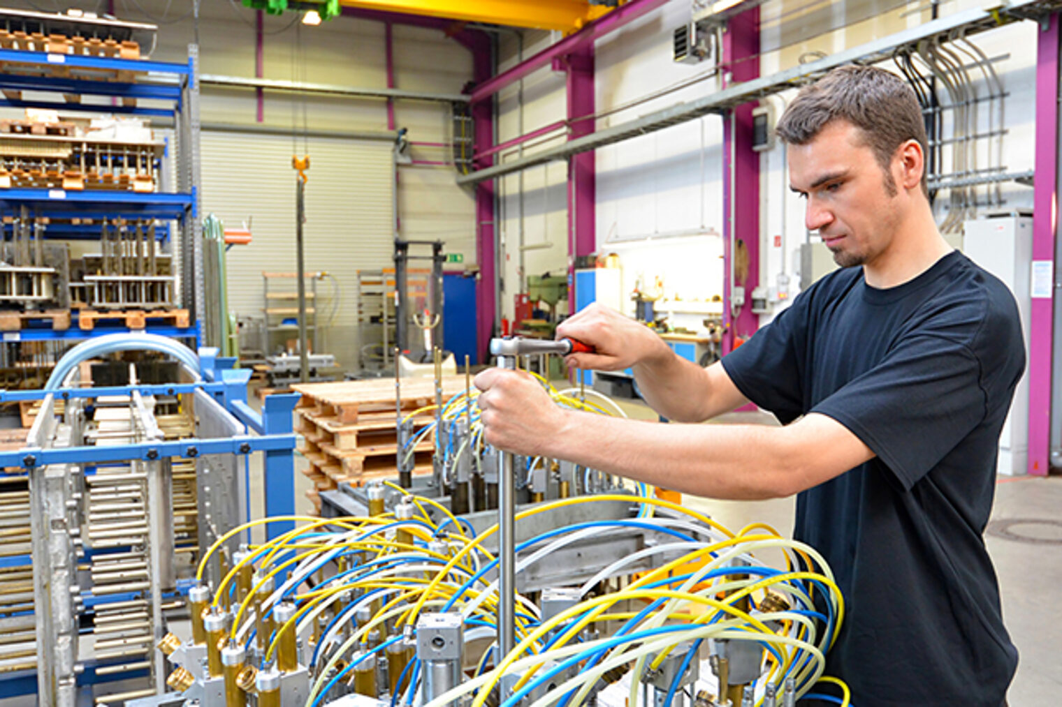 Techniker montiert pneumatische Vorrichtung – Pneumatik-Fachkraft Weiterbildungskurs im Bildungszentrum Aschaffenburg