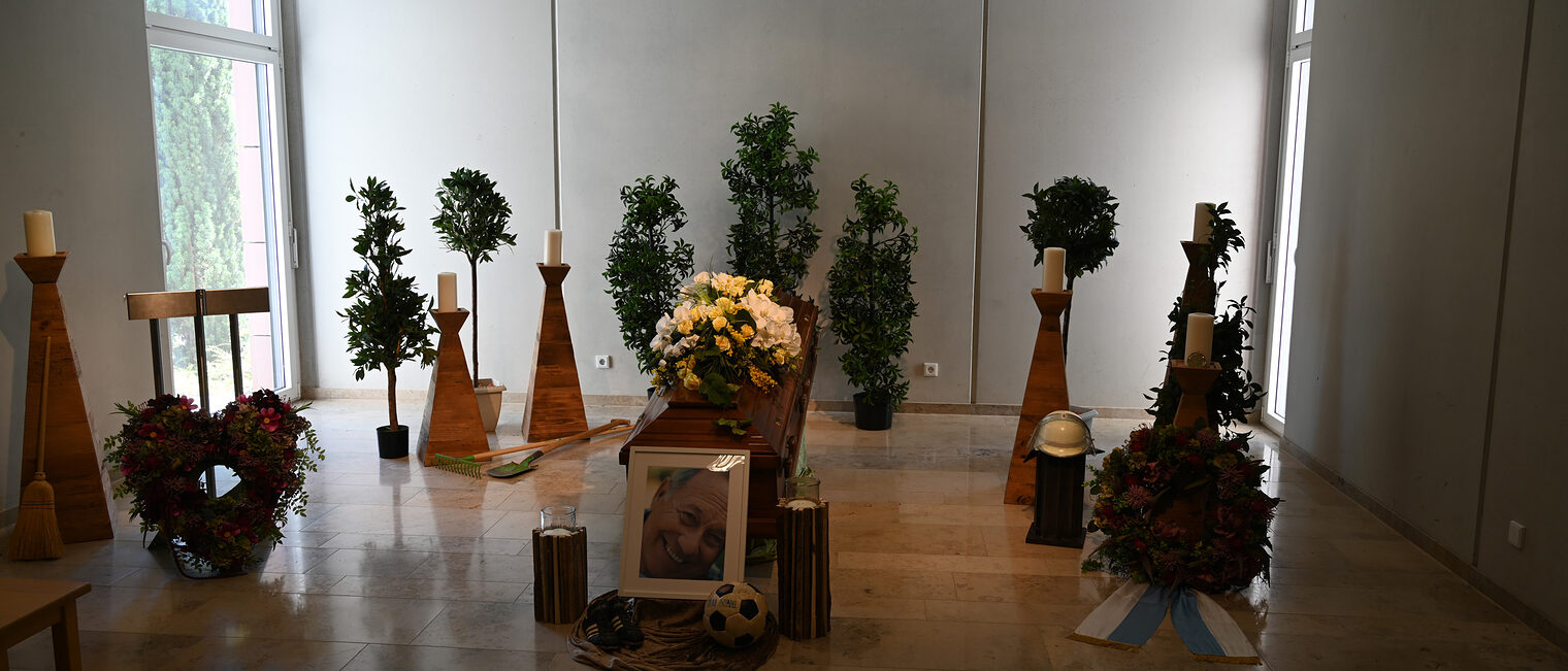 Bestatter Münnerstadt Trauerraum mit einem aufgebahrten Sarg und Kerzen
