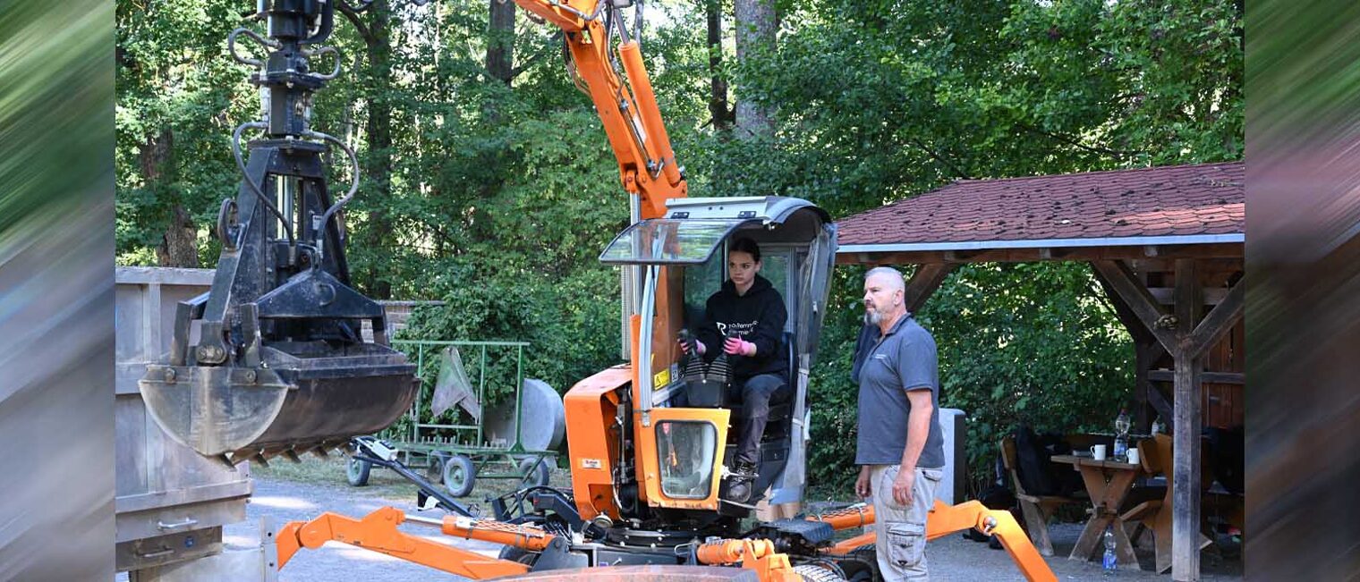 Bestatter Münnerstadt Auszubildende auf Bagger, Dozent leitet an